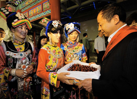 上海世博園，山西館的代表接受羌族姑娘們送來的禮物