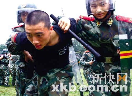 廣州武警特戰(zhàn)隊配發(fā)反恐儀器備戰(zhàn)亞運安保