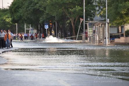 北京東三環附近水管爆裂 交通嚴重擁堵