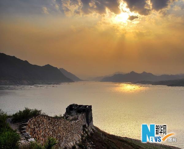 河北潘家口水庫“水下長城”主體再次浮出水面(圖)