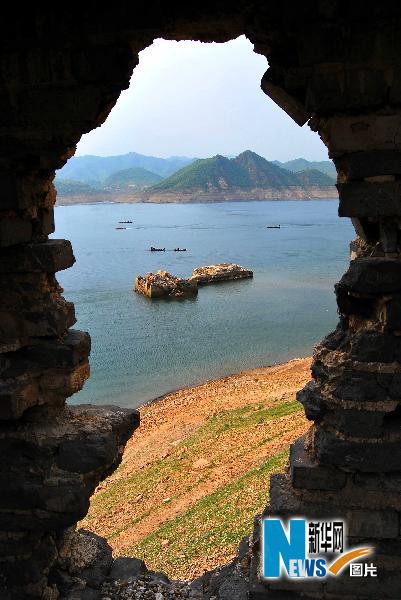 河北潘家口水庫“水下長城”主體再次浮出水面(圖)