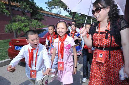 全國少代會代表參觀天安門城樓