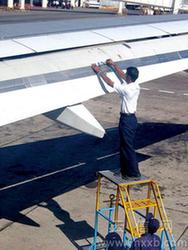 “膠帶”粘飛機部件不算罕見 這是民航專用膠帶