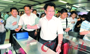 廣州市長“站”地鐵上班：比平時坐車節(jié)約10分鐘