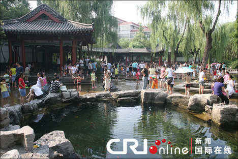 我國遭高溫天氣侵襲 各地民眾納涼避暑(組圖)