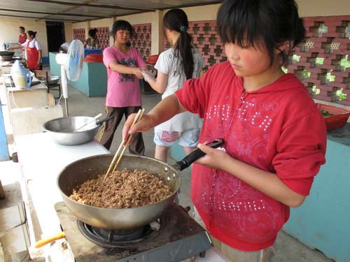 中國(guó)日?qǐng)?bào)捐助“太陽(yáng)村” 溫暖特殊兒童（組圖）