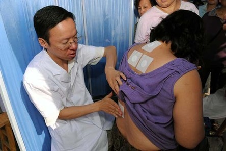 中醫(yī)專家免費(fèi)為市民“冬病夏治”