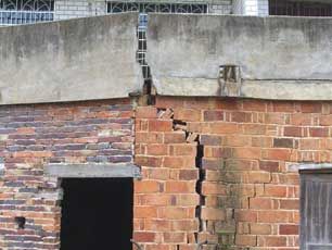 湖南婁底發(fā)生大面積沉陷 稻田開裂(組圖)