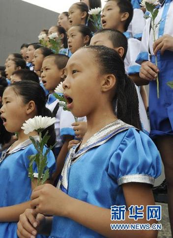 唐山各界集會紀(jì)念唐山抗震34周年