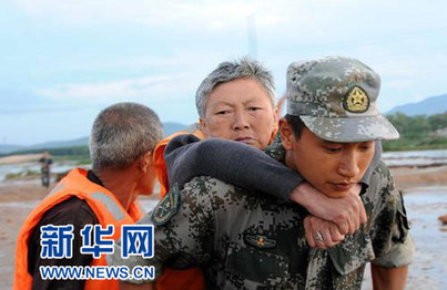 解放軍和武警部隊(duì)出動(dòng)兵力33萬(wàn)人次全力抗洪