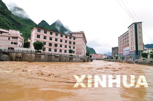 廣西部分地區(qū)遭暴雨襲擊 縣城部分街道出現(xiàn)內(nèi)澇