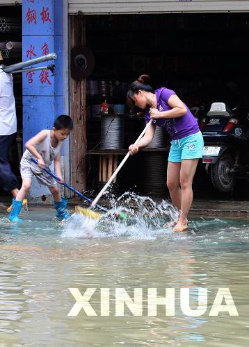 廣西部分地區(qū)遭暴雨襲擊 縣城部分街道出現(xiàn)內(nèi)澇