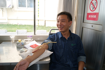 供電職工承擔(dān)社會(huì)責(zé)任 義務(wù)獻(xiàn)血(圖)