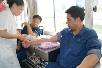 供電職工承擔(dān)社會(huì)責(zé)任 義務(wù)獻(xiàn)血(圖)