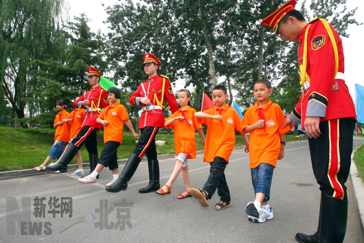 40名貧困學生抵京參加夏令營