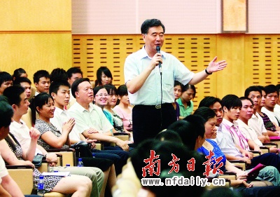 汪洋請外來民工看電影 分享經歷：17歲掄過大錘