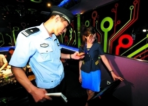 北京警方再度大規(guī)模查黃賭毒 女服務(wù)員躲進(jìn)廁所