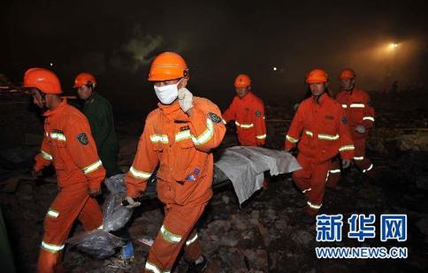 伊春市連夜展開鞭炮廠爆炸余火撲救及搜救工作