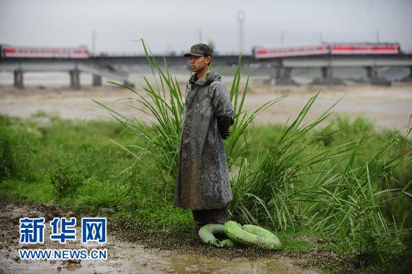 洪水沖垮寶成線一鐵路橋　無人員傷亡