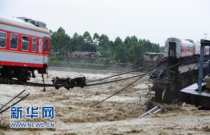 鐵道部表彰救援有功的墜江K165次列車(chē)先進(jìn)集體及個(gè)人