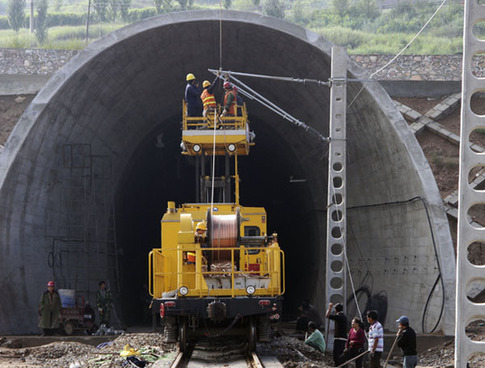 太中銀鐵路呂梁山隧道接觸網導線全部貫通