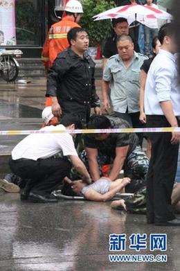 沈陽萬達(dá)廣場發(fā)生火災(zāi)致9死9傷 墻體爆裂(圖)