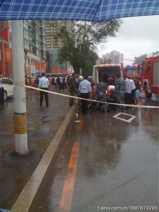 沈陽萬達廣場發生火災致9死9傷 墻體爆裂(圖)