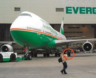 臺灣由上海返航客機降落后發生爆胎