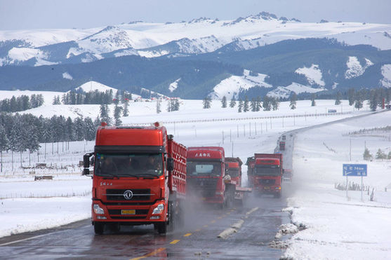 新疆哈密北部草原普降中雪