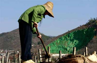 荒唐！陜西華縣一采石場毀壞山體竟刷綠漆“遮羞”