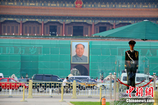 揭秘巨型“花”如何綻放 天安門“補(bǔ)妝”迎國慶