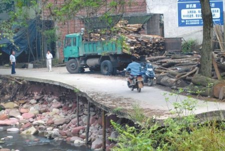 樂山夾江驚現“最牛公路” 路面僅靠3根木棍撐