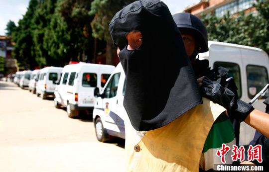 昆明重拳打擊黑惡團(tuán)伙 群眾放鞭炮慶祝