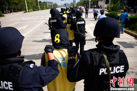 昆明重拳打擊黑惡團伙 群眾放鞭炮慶祝