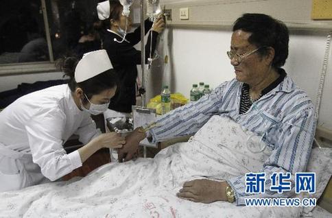 上海火災事故傷員得到有效救治(圖)