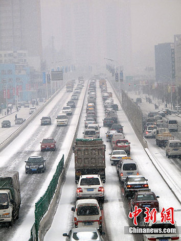 烏魯木齊大雪致交通擁堵