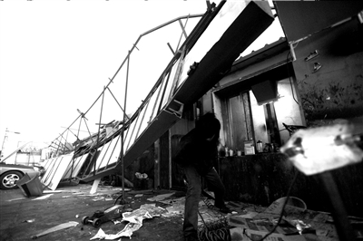 北京遭遇8級大風吹襲 數百平米屋頂被掀翻