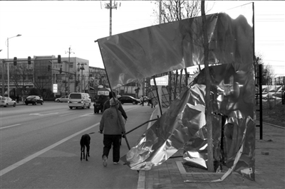 北京遭遇8級(jí)大風(fēng)吹襲 數(shù)百平米屋頂被掀翻