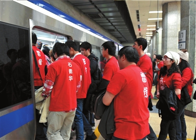 行為藝術(shù)倡導(dǎo)排隊(duì)