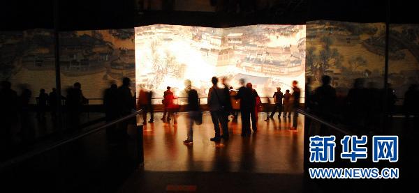 世博會(huì)中國(guó)館續(xù)展首日?qǐng)雒婊鸨?/></p>

<p align=