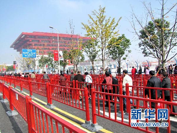 世博會(huì)中國(guó)館續(xù)展首日?qǐng)雒婊鸨?/></p>

<p align=