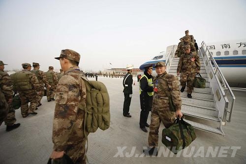 新疆軍區2010年首批新老兵空運工作拉開帷幕