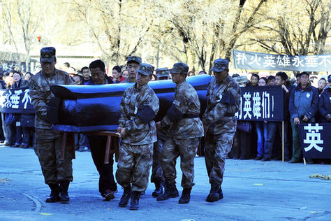 四川甘孜上萬(wàn)市民送別救火犧牲者(圖)