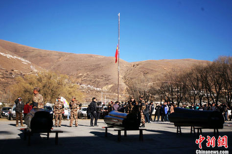 四川甘孜上萬市民送別救火犧牲者(圖)