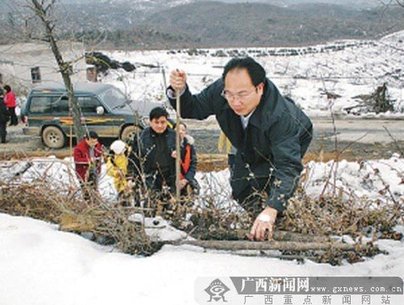 廣西民政廳一處長(zhǎng)受賄被拘 裝瘋裝病尿褲子(圖)