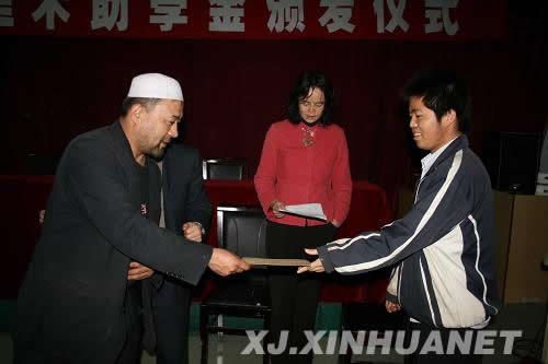 網絡紅人阿里木：30多萬串羊肉串串起的“慈善家”