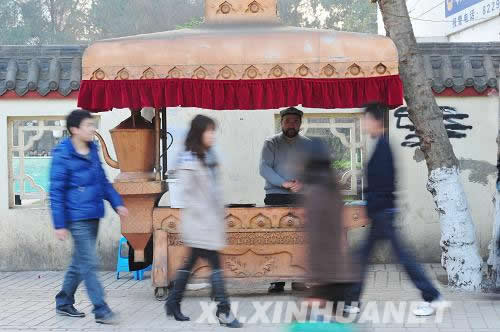 網絡紅人阿里木：30多萬串羊肉串串起的“慈善家”