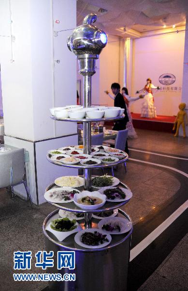 濟(jì)南出現(xiàn)機(jī)器人餐廳(組圖)