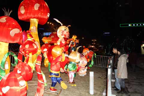 火紅花燈為港城煙臺春節添彩[組圖]