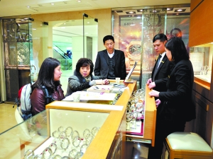 “零負團費”屢屢橫行 港澳購物游何時能降溫？